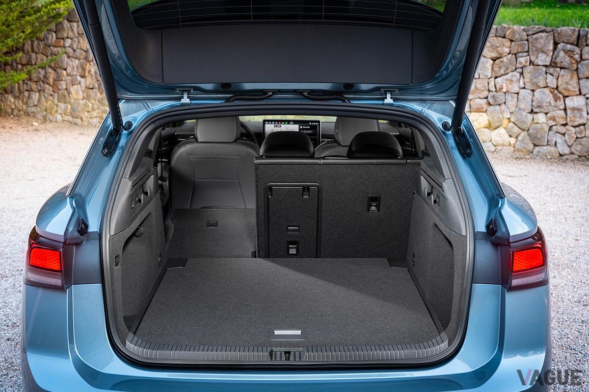 世界初公開されたVWのフラッグシップ電動ワゴン新型「ID.7ツアラー」の荷室