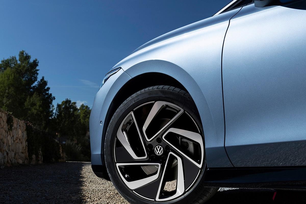 世界初公開されたVWのフラッグシップ電動ワゴン新型「ID.7ツアラー」