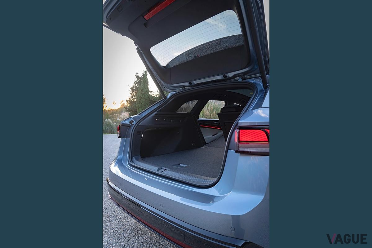 世界初公開されたVWのフラッグシップ電動ワゴン新型「ID.7ツアラー」の荷室