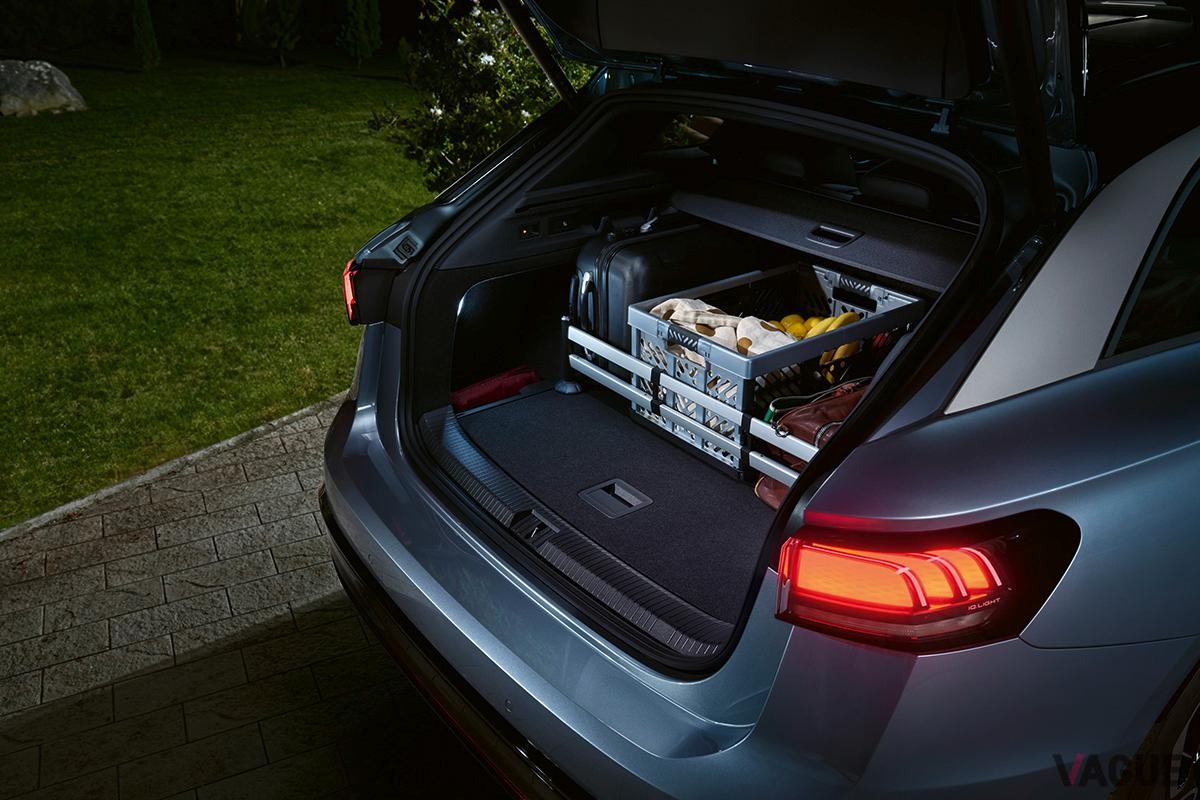 世界初公開されたVWのフラッグシップ電動ワゴン新型「ID.7ツアラー」のインテリア
