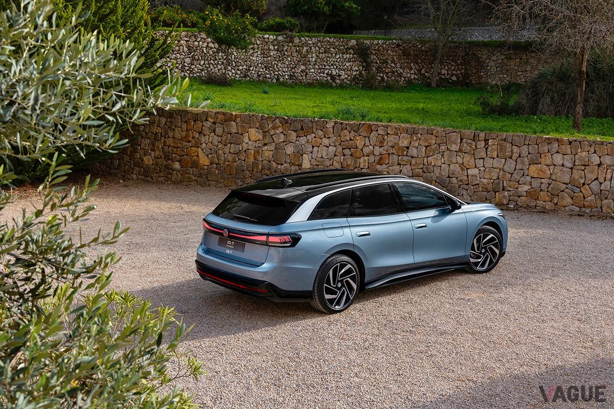 世界初公開されたVWのフラッグシップ電動ワゴン新型「ID.7ツアラー」