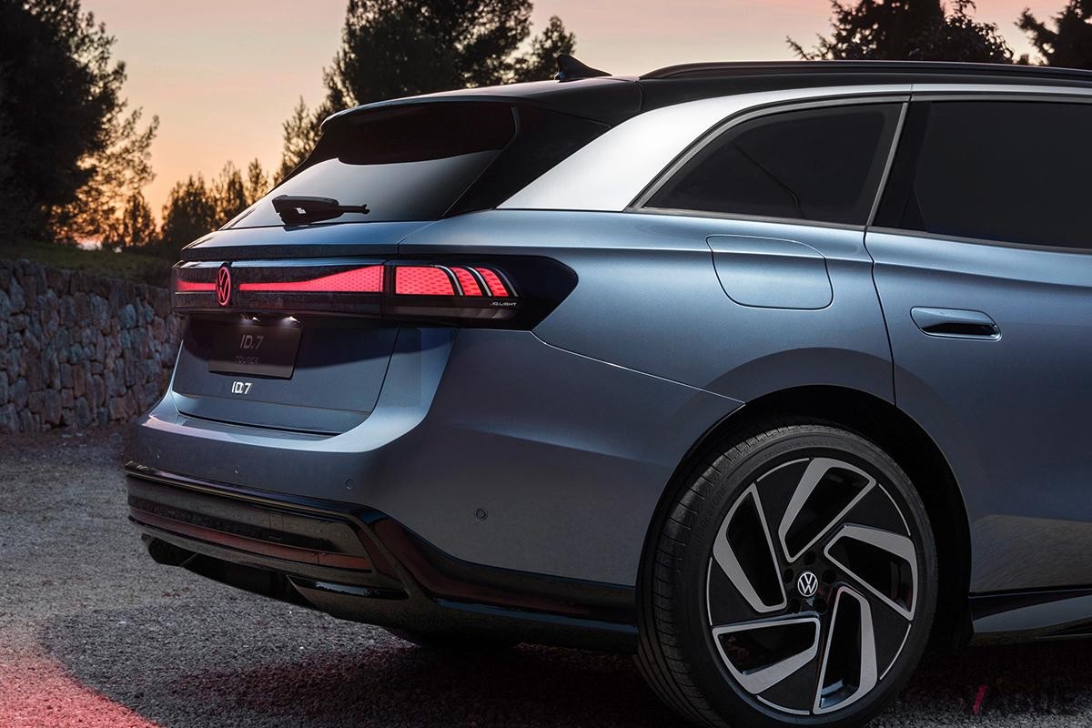 世界初公開されたVWのフラッグシップ電動ワゴン新型「ID.7ツアラー」