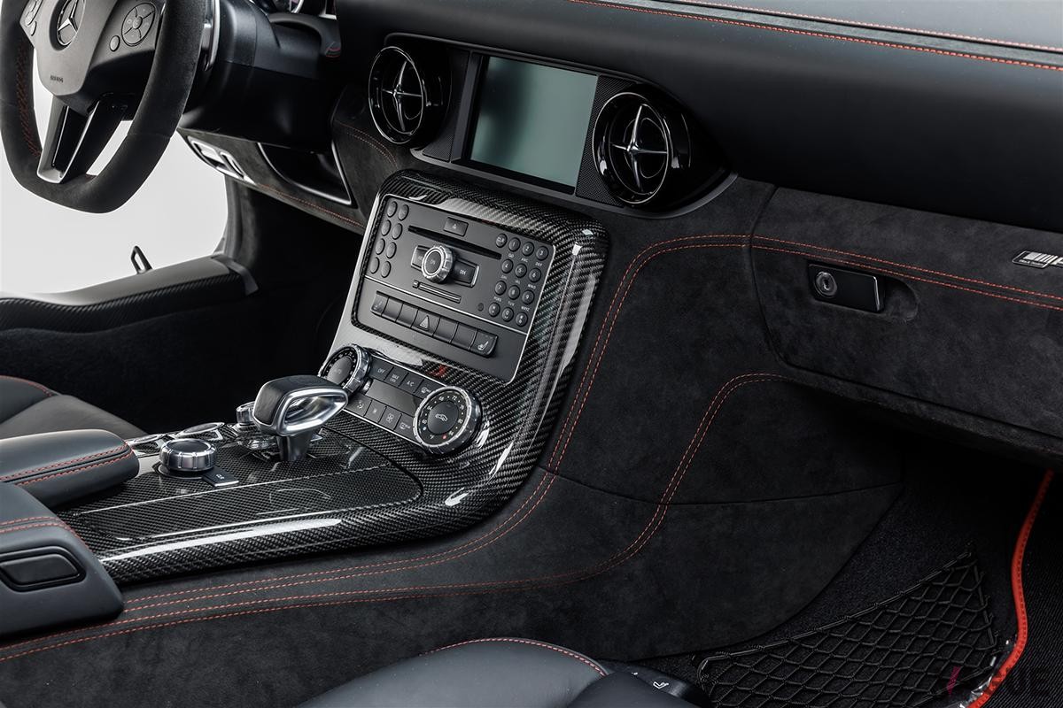 オークションに登場した2014年式メルセデス・ベンツ「SLS AMGブラックシリーズ」のインテリア