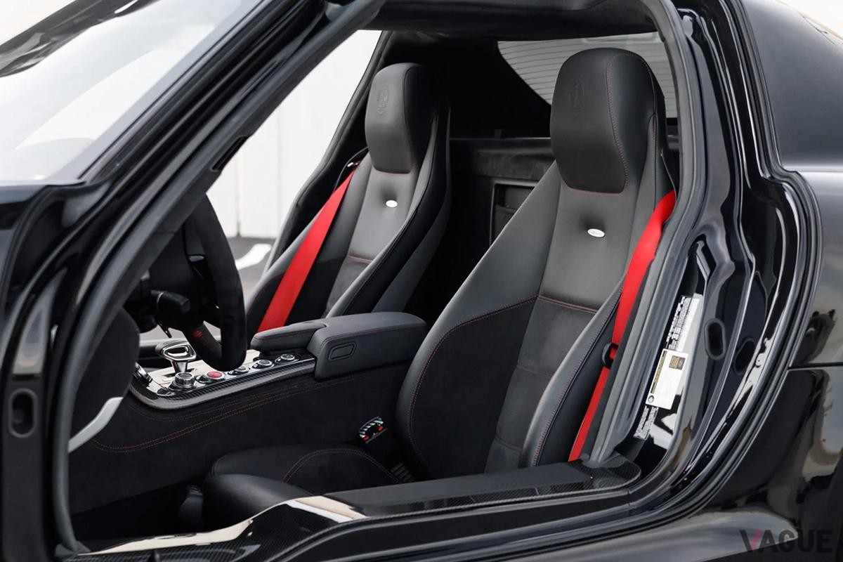 オークションに登場した2014年式メルセデス・ベンツ「SLS AMGブラックシリーズ」のインテリア