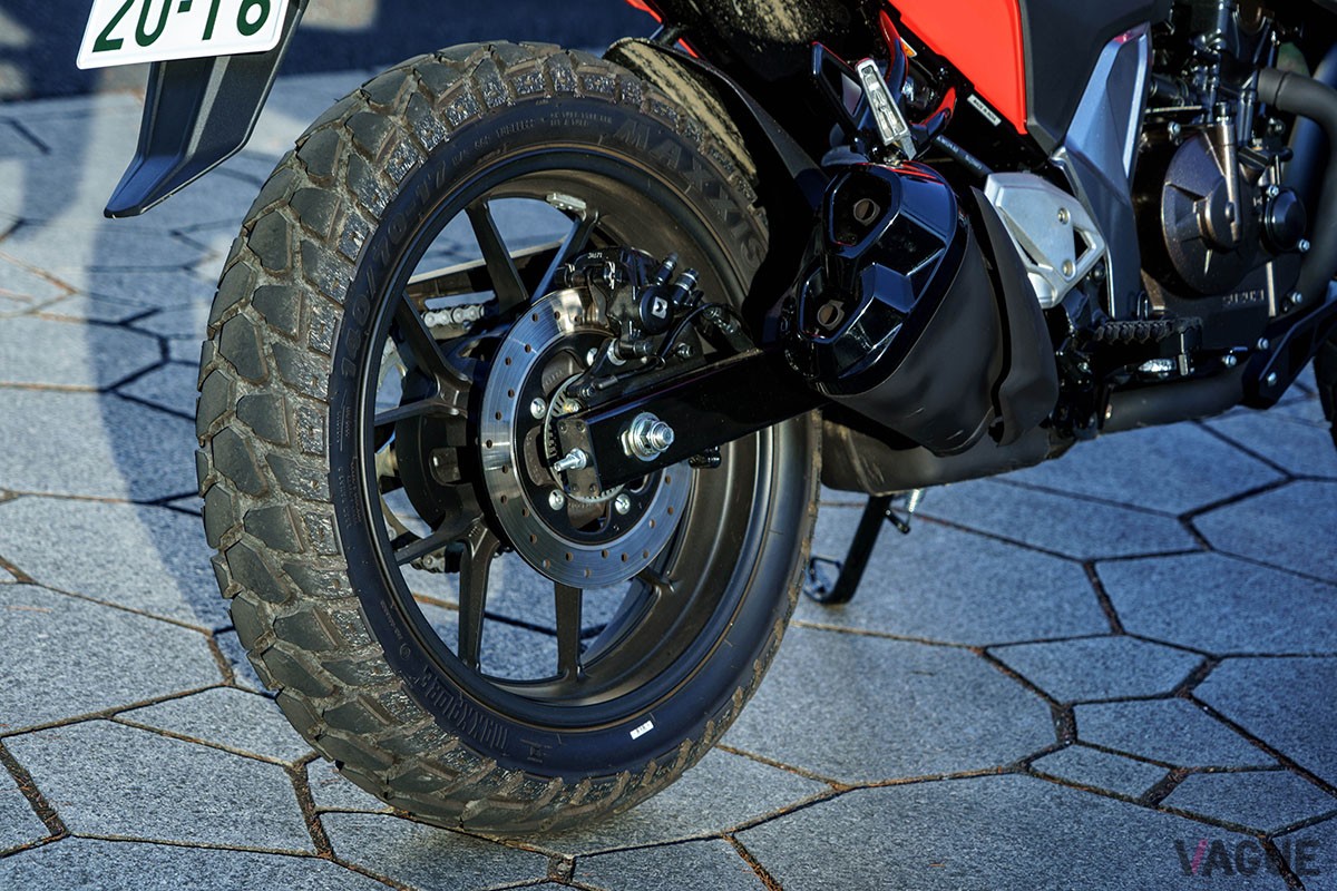 スズキの新型「Vストローム250SX」は、快適にツーリングを楽しめてさまざまな道を走破できる、まさにアドベンチャーバイクらしいモデル