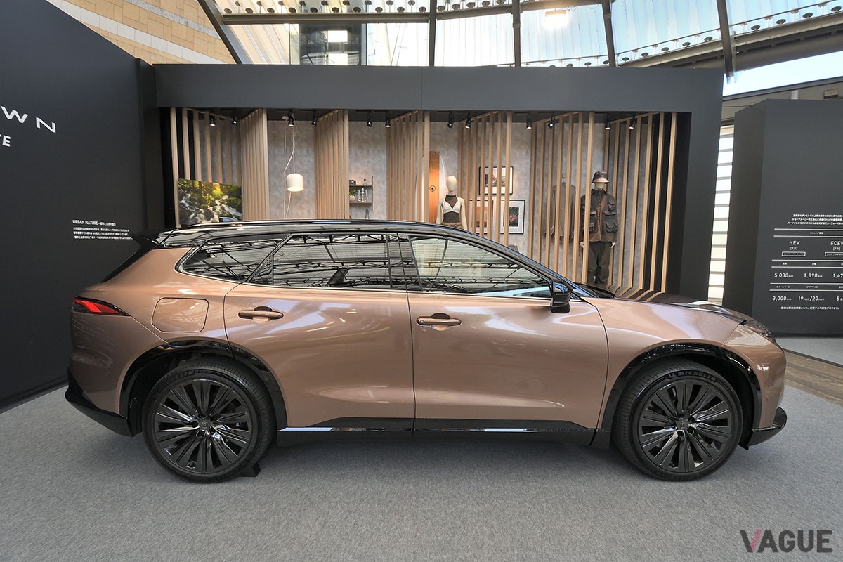 どの席でも快適なロングドライブを楽しめる、開放的で広々としたリアシートを備えるトヨタ新型「クラウン・エステート」