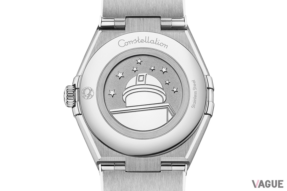 クオーツモデルの裏ぶたには、コレクションを象徴する天文台のレリーフが添えられる