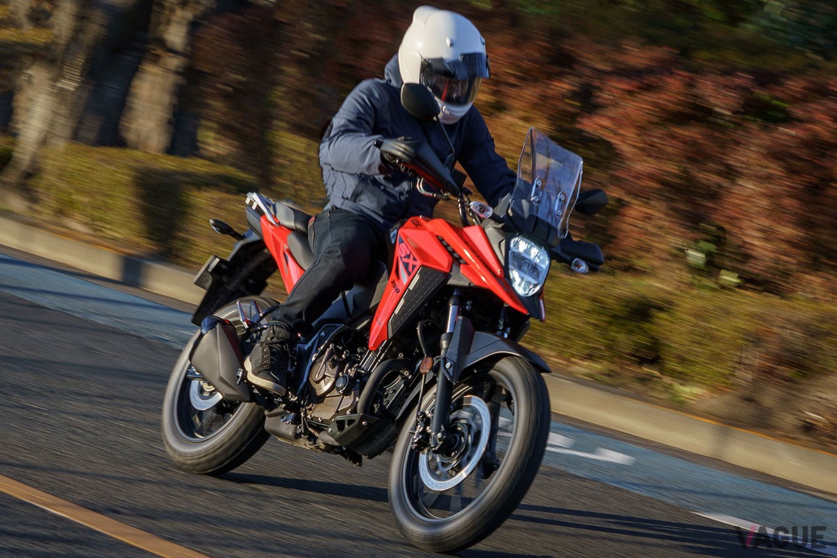 スズキの新型「Vストローム250SX」は、快適にツーリングを楽しめてさまざまな道を走破できる、まさにアドベンチャーバイクらしいモデル