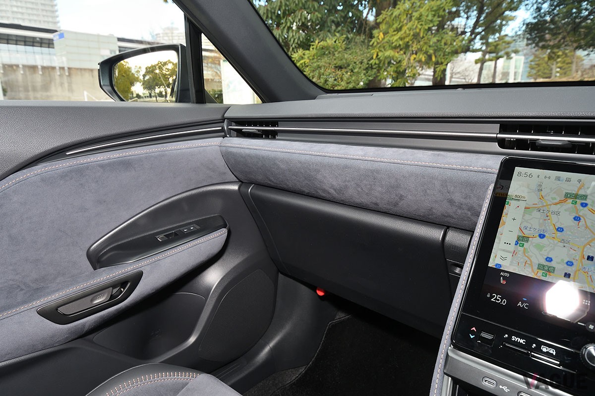 トヨタ「ヤリスクロス」がベースといわれるが、中身や出来栄えはそれとは別格の完成度を誇るレクサス新型「LBX」