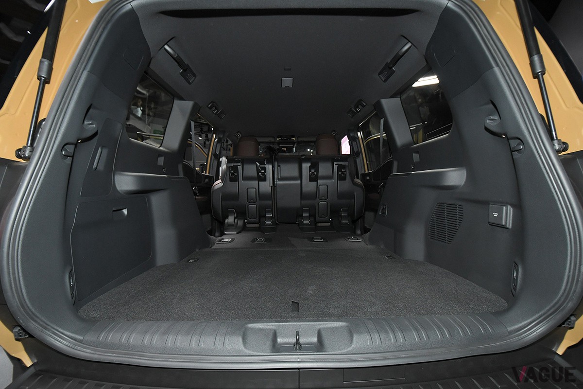 快適な座り心地のセカンドシートと必要十分のスペースを持つ格納式サードシートを備えたトヨタ「ランドクルーザー250」