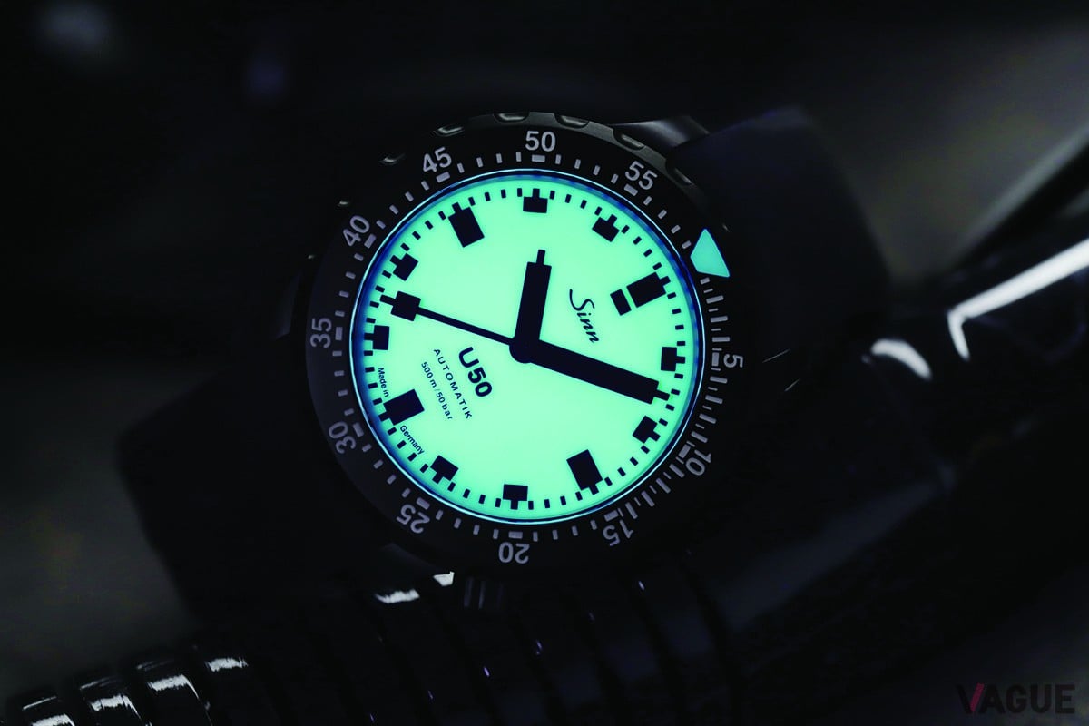 鮮やかな光を放つルミナスダイヤル。暗い海中はもとより、日常生活の中でも存在感を発揮する