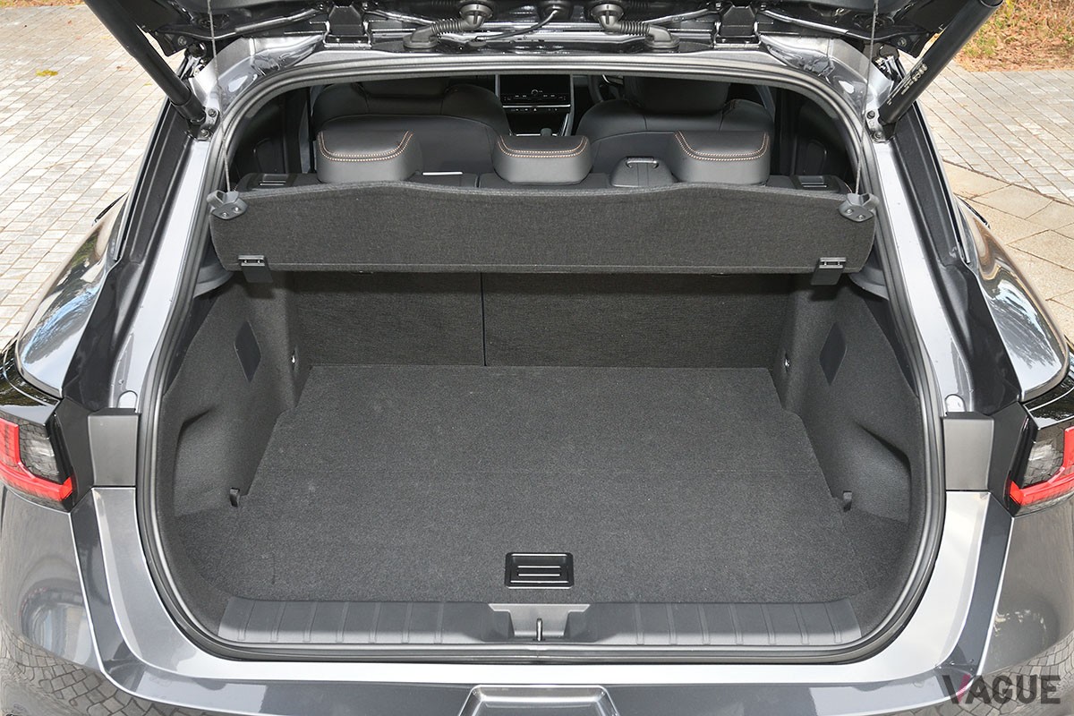 トヨタ「ヤリスクロス」がベースといわれるが、中身や出来栄えはそれとは別格の完成度を誇るレクサス新型「LBX」