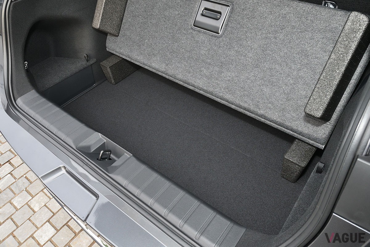 トヨタ「ヤリスクロス」がベースといわれるが、中身や出来栄えはそれとは別格の完成度を誇るレクサス新型「LBX」