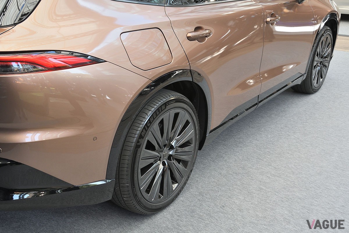 どの席でも快適なロングドライブを楽しめる、開放的で広々としたリアシートを備えるトヨタ新型「クラウン・エステート」