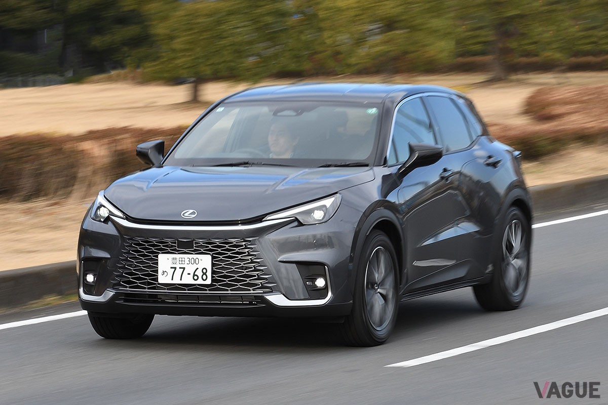 トヨタ「ヤリスクロス」がベースといわれるが、中身や出来栄えはそれとは別格の完成度を誇るレクサス新型「LBX」