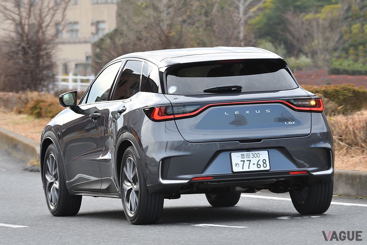 トヨタ「ヤリスクロス」がベースといわれるが、中身や出来栄えはそれとは別格の完成度を誇るレクサス新型「LBX」