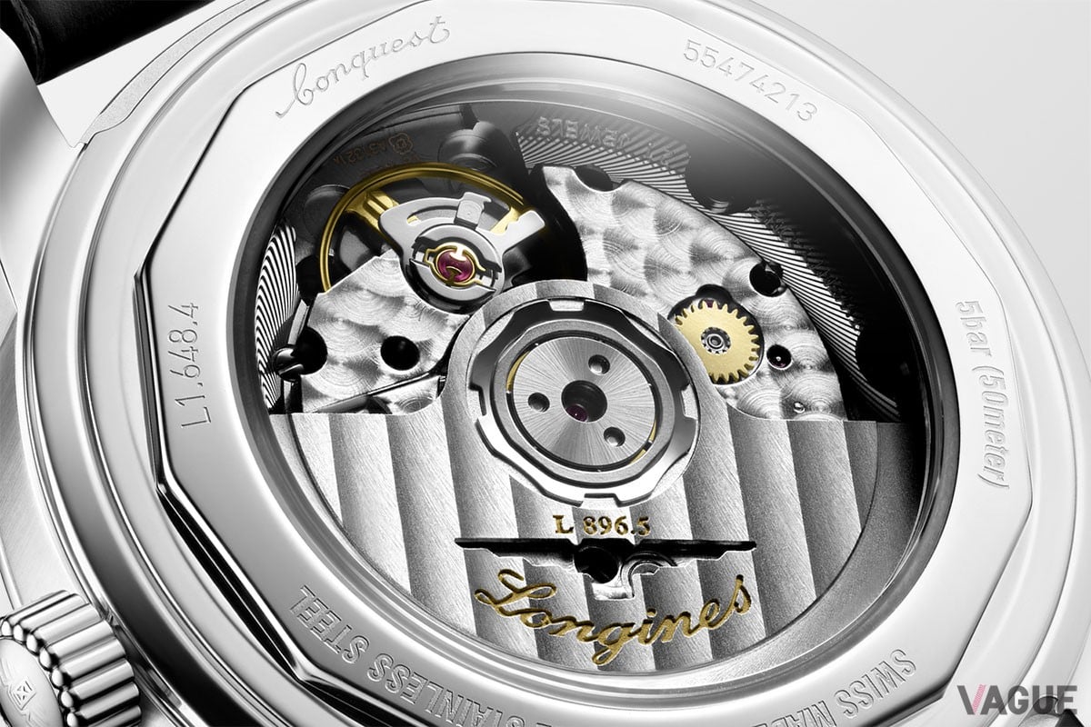 ムーブメントにはロンジン エクスクルーシブキャリバー L896.5を搭載。ケースバックからは丁寧に施された繊細な装飾を楽しむことができる