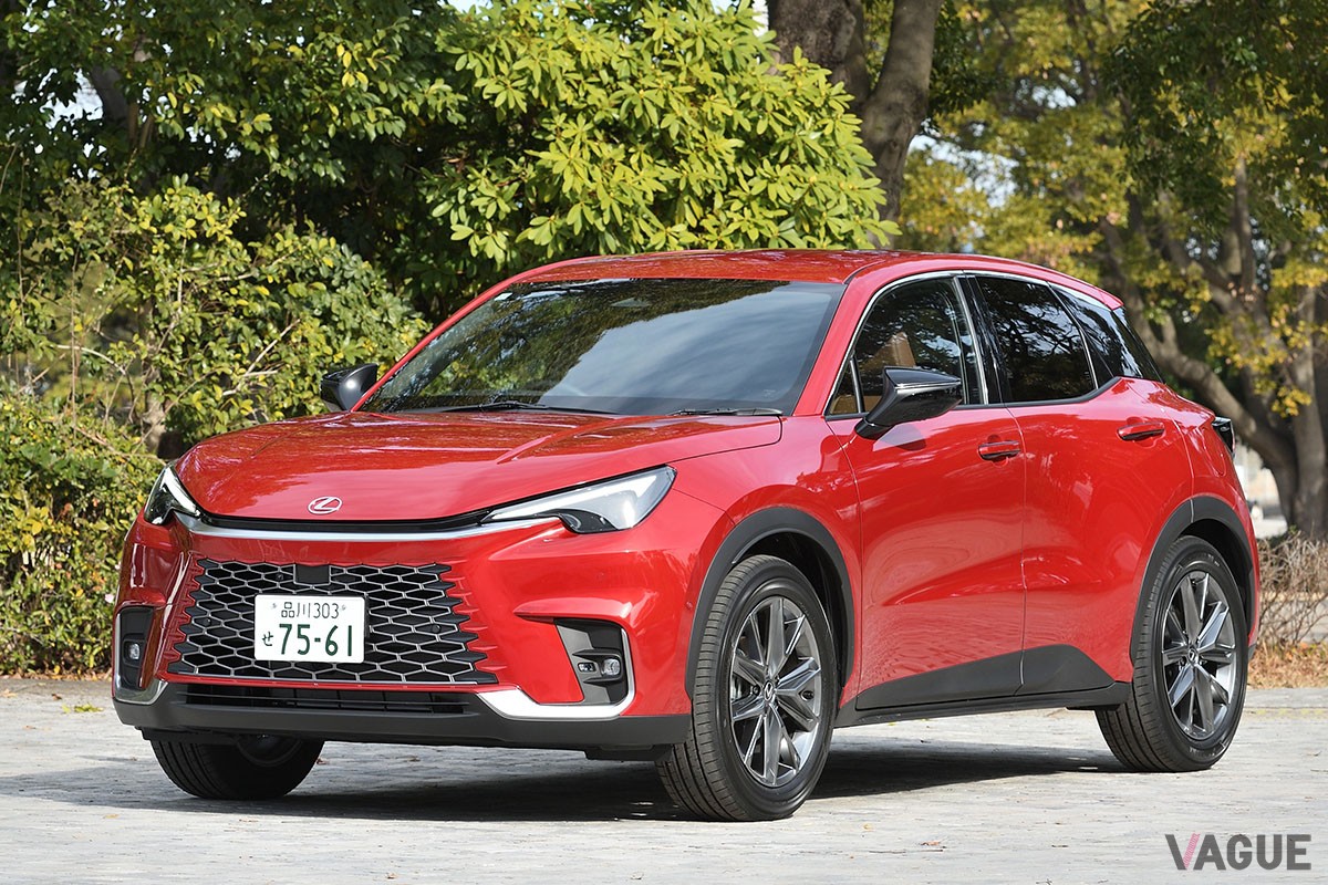 トヨタ「ヤリスクロス」がベースといわれるが、中身や出来栄えはそれとは別格の完成度を誇るレクサス新型「LBX」