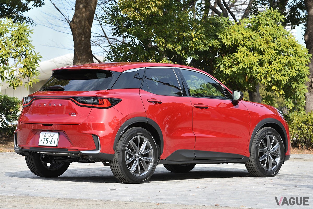 トヨタ「ヤリスクロス」がベースといわれるが、中身や出来栄えはそれとは別格の完成度を誇るレクサス新型「LBX」