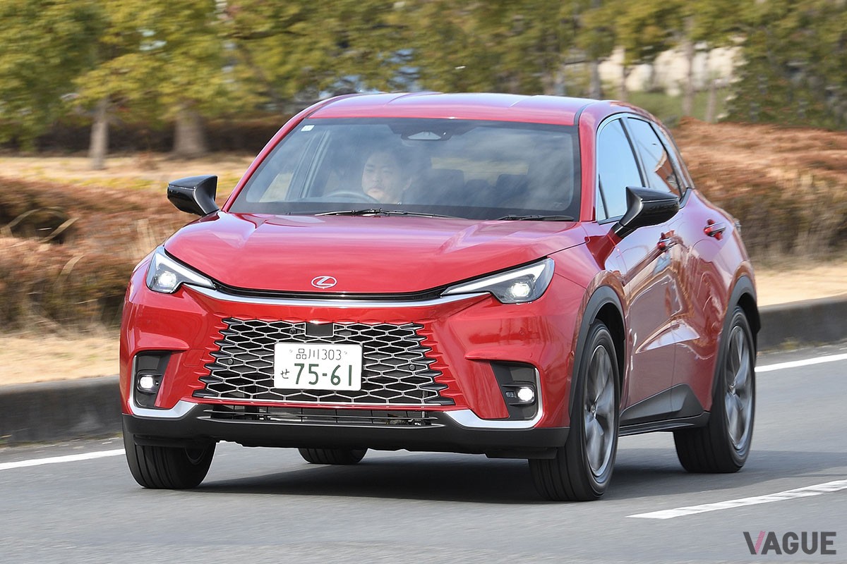 トヨタ「ヤリスクロス」がベースといわれるが、中身や出来栄えはそれとは別格の完成度を誇るレクサス新型「LBX」