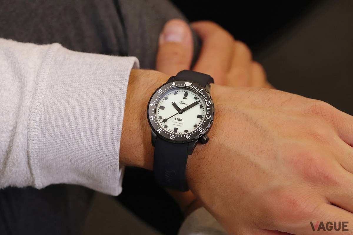 普段使いしやすい41mmサイズは「U50」シリーズの大きな魅力。日本人の小さな手にも好相性