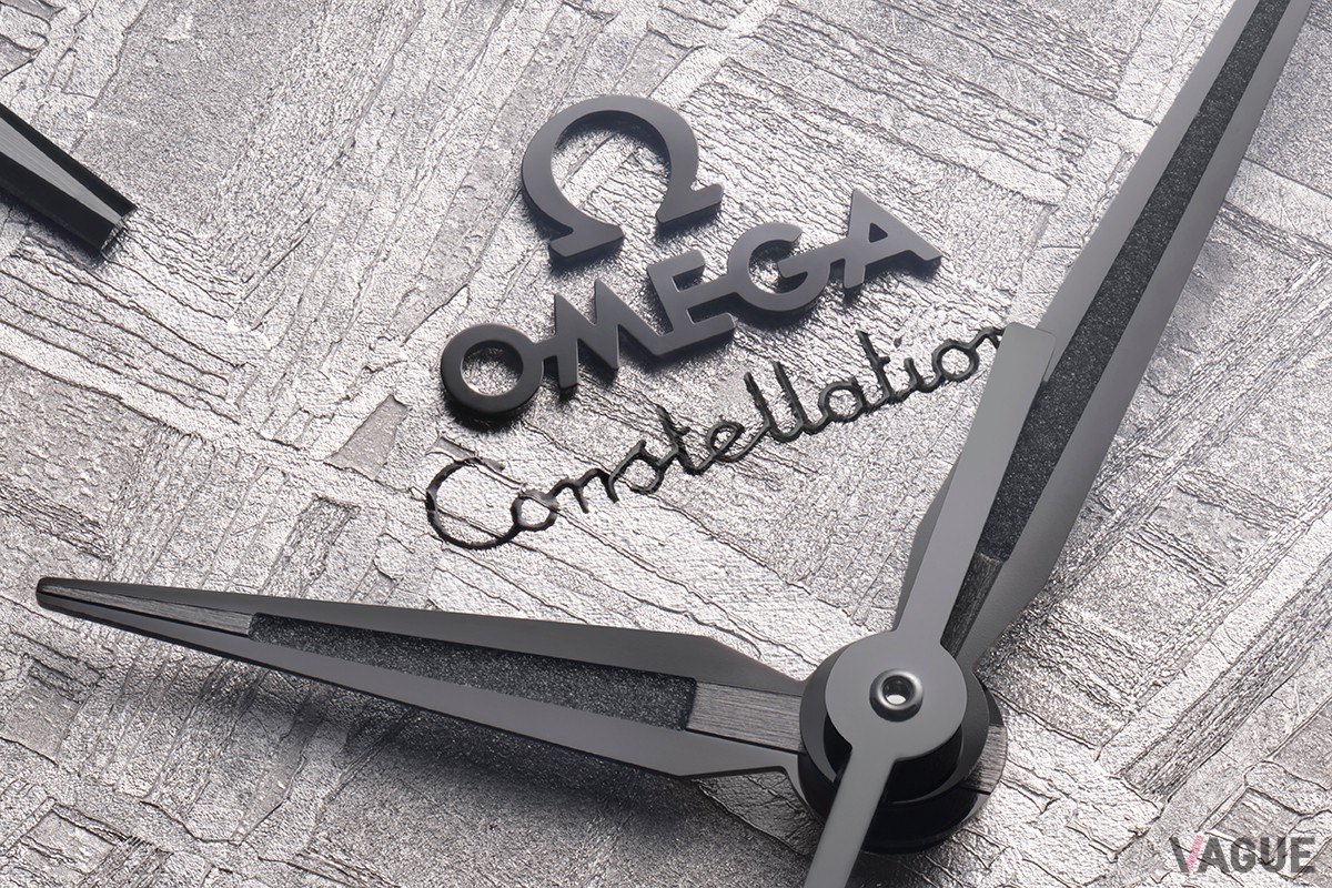 ふたつと同じもののない不規則な幾何学模様が宇宙の神秘を感じさせる。41mmメカニカルモデル「131.30.41.21.99.001」（149万6000円、消費税込）