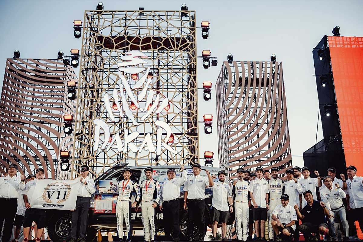 ポディウム／ダカールラリー2024 市販車部門で、No.500の三浦／バルべ組が優勝、No.501のバソ／ポラト組が準優勝というワン・ツーフィニッシュでランドクルーザーの性能を改めて証明