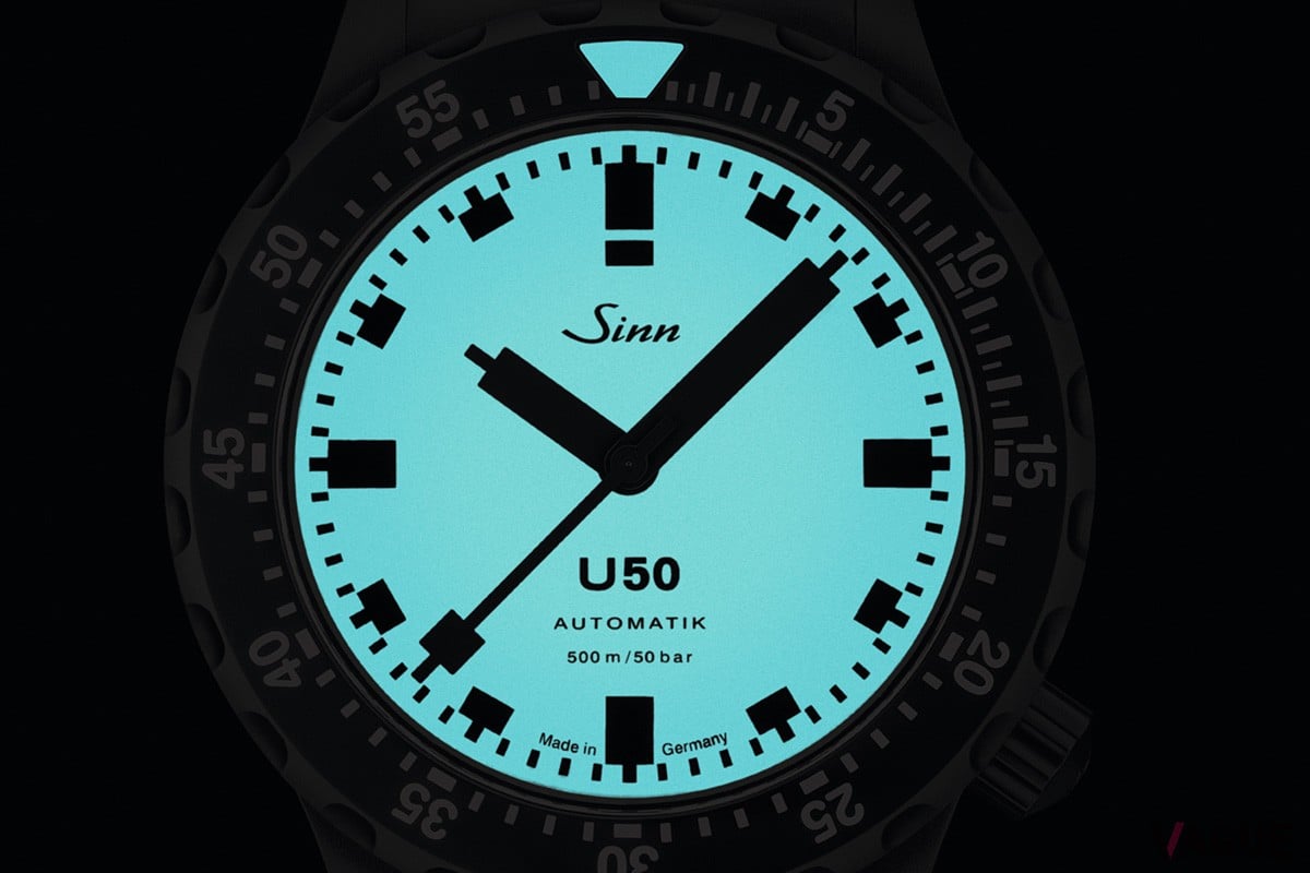 鮮やかな光を放つルミナスダイヤル。暗い海中はもとより、日常生活の中でも存在感を発揮する