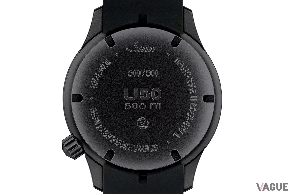 50気圧防水を実現するねじ込み式ケースバック。“U50”のロゴの上には限定モデルの証としてシリアルナンバーを刻印する