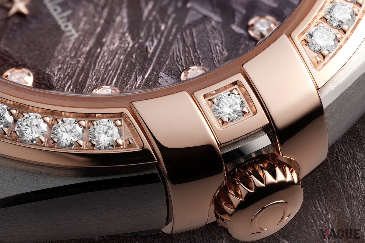 ベゼルとアワーマーカーに添えたダイヤモンドの煌めきも魅力のひとつ。25mmクオーツ「131.25.25.60.99.001」（167万2000円、消費税込）