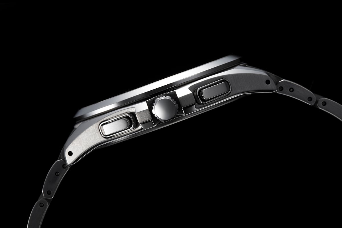 「アテッサ AT8040-57E」／多機能かつスタイリッシュな薄さ9.7mmを実現。スーツからジャケパンまでビジネスパーソンの腕元になじむ