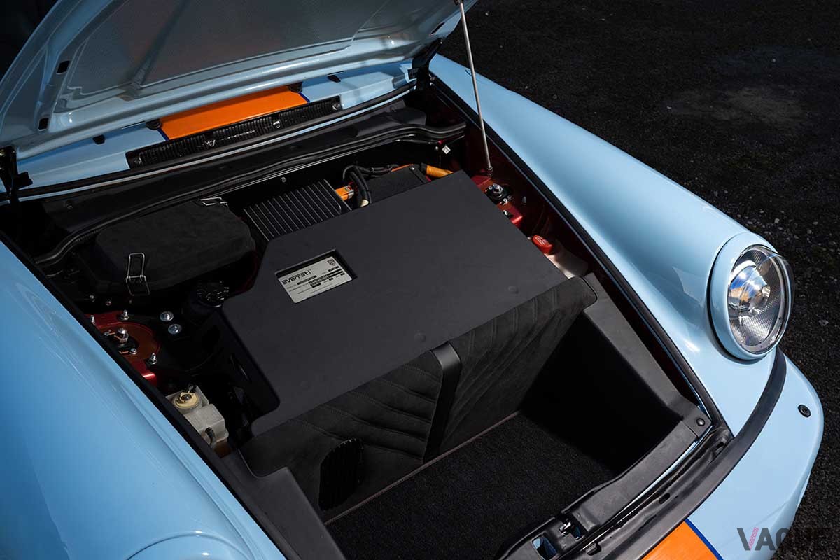 英国のエバーラティ社が製作したEV「ポルシェ911シグネチャー ガルフエディション」