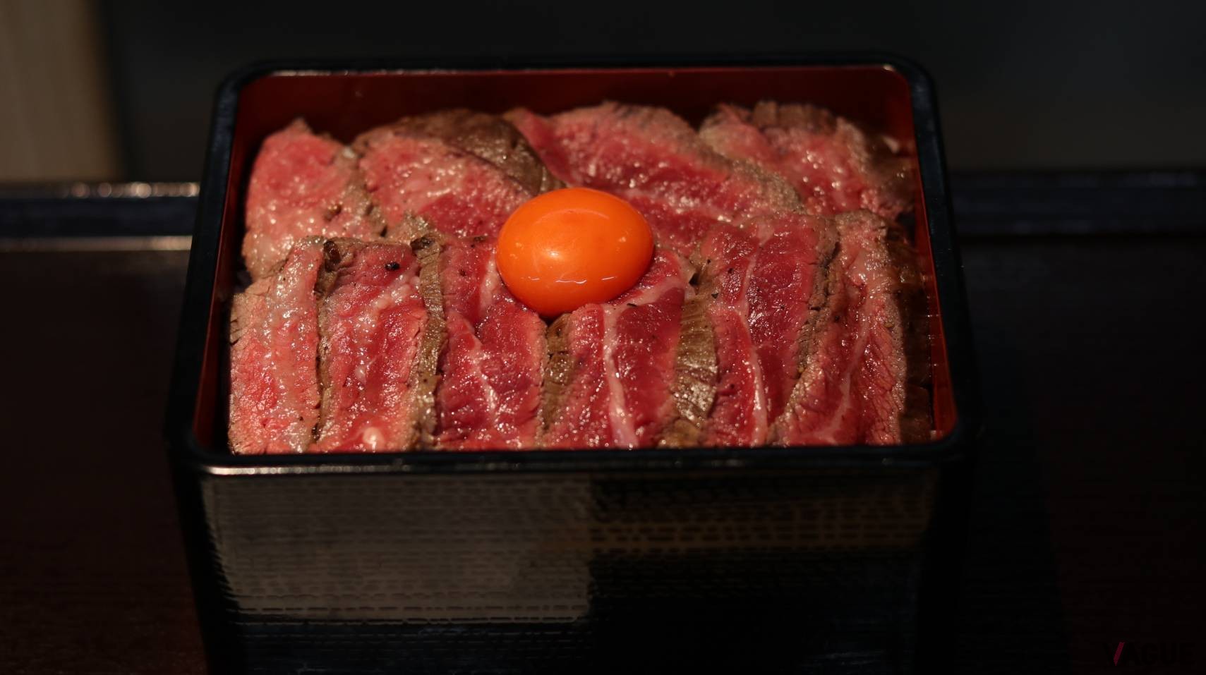 自社牧場の牛「志和勢牛」を使用した「レアステーキ重」。1,680円（税抜）