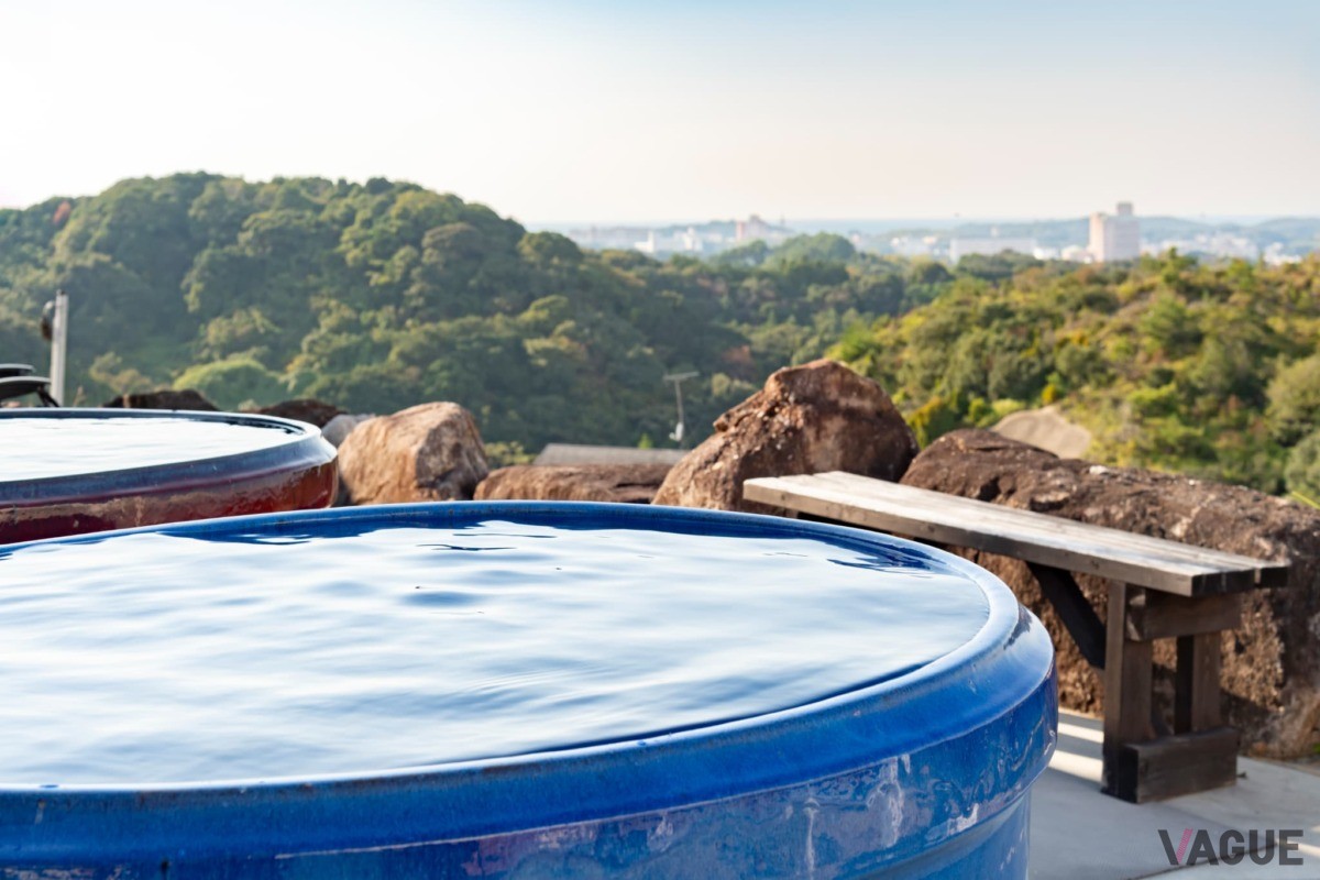 サウナのすぐ横には、陶器製の水風呂を用意