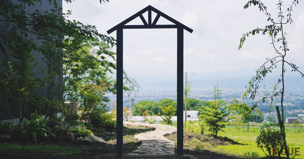 建設時に地中から出てきた石を利用した石畳のアプローチ