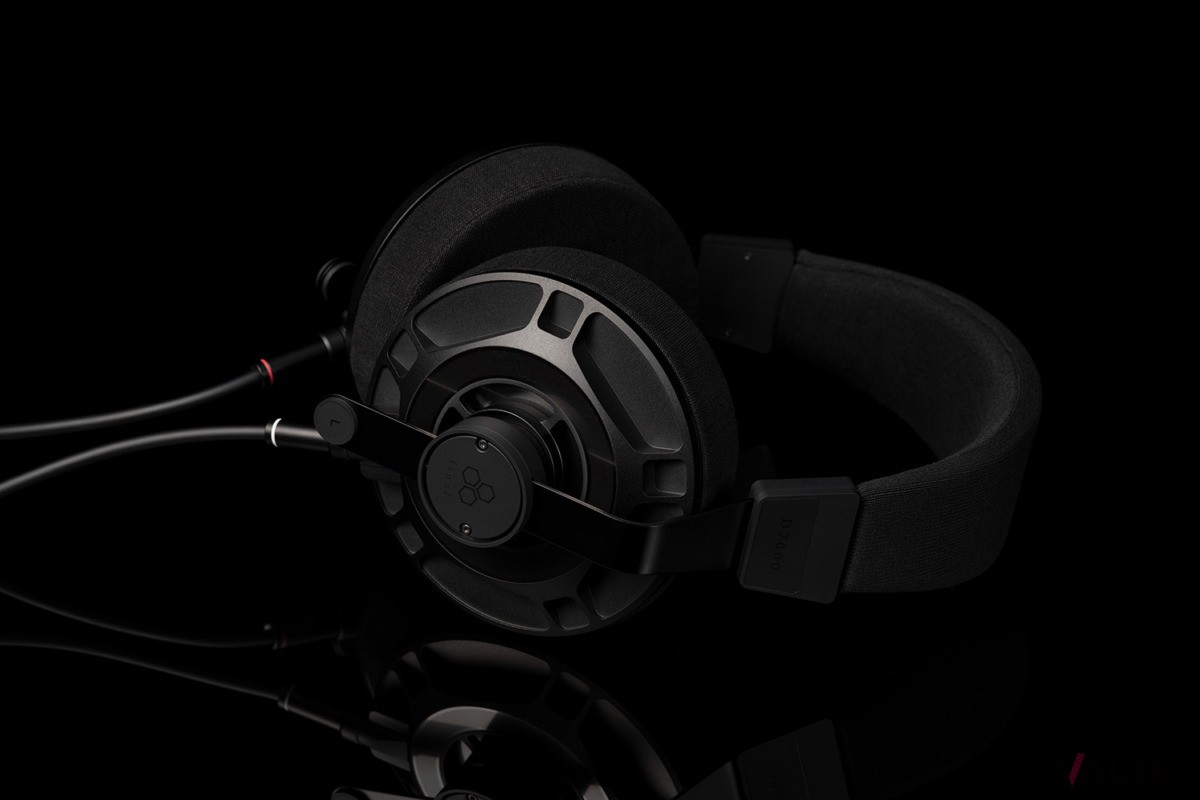 平面磁界型ヘッドホンの新フラッグシップ「D7000」