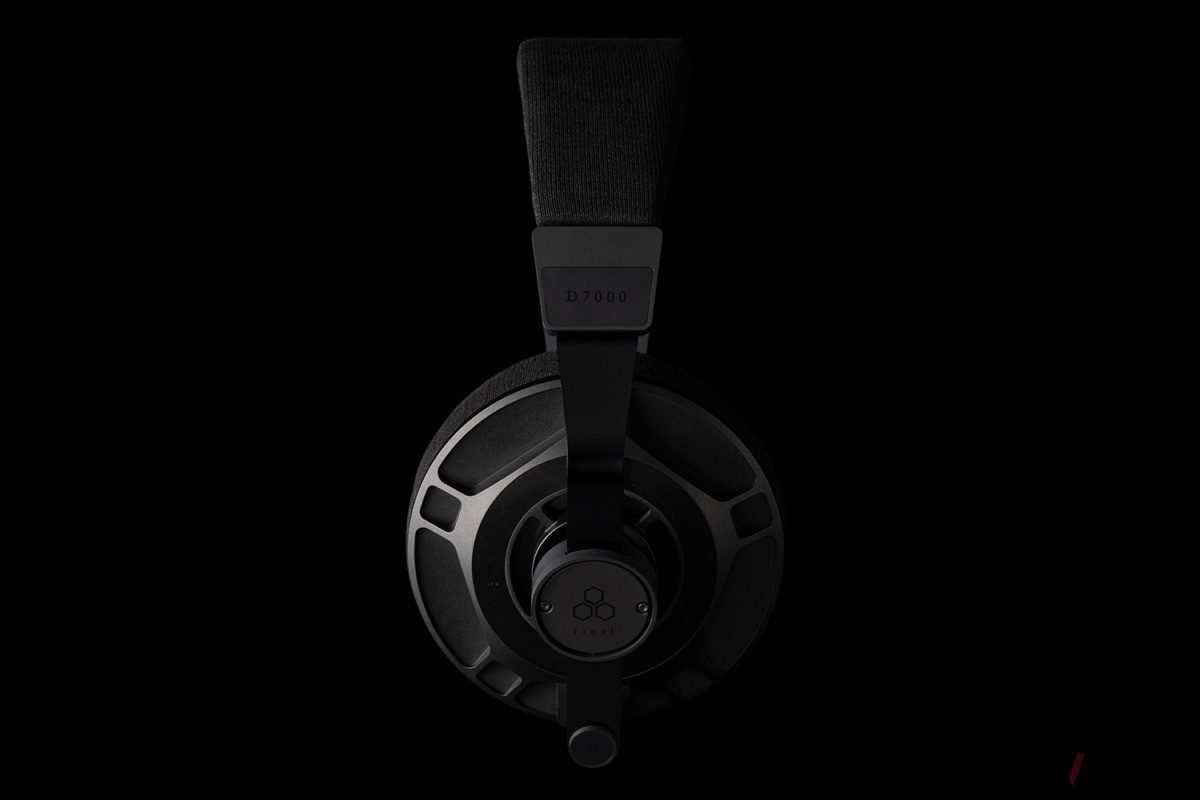 平面磁界型ヘッドホンの新フラッグシップ「D7000」