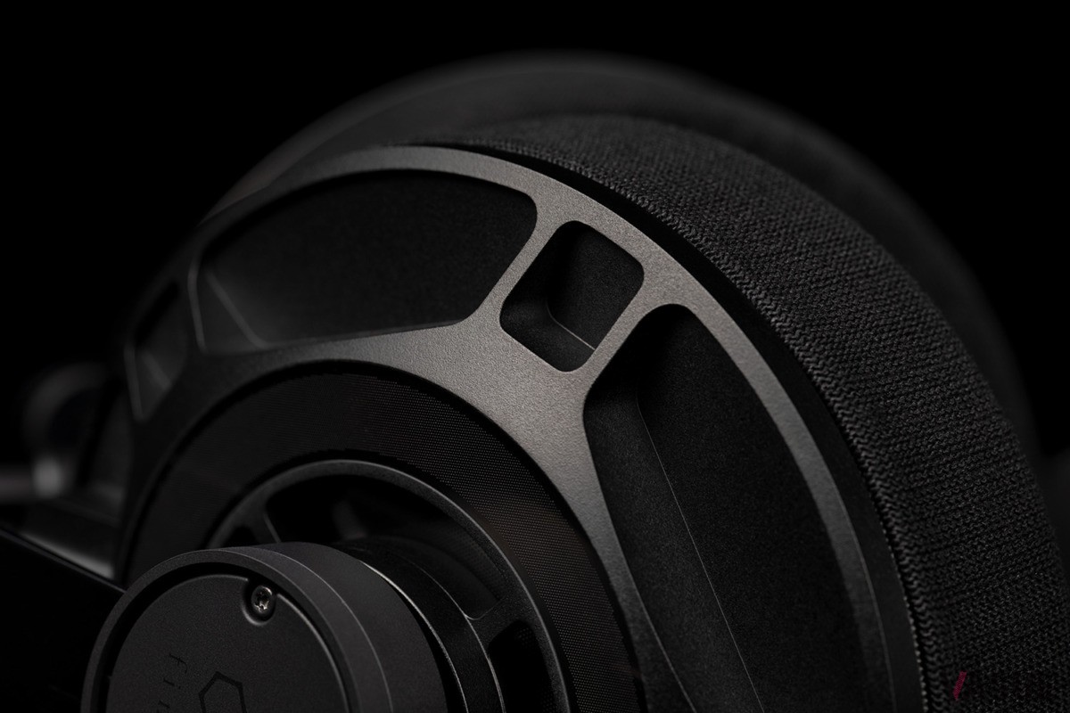 平面磁界型ヘッドホンの新フラッグシップ「D7000」