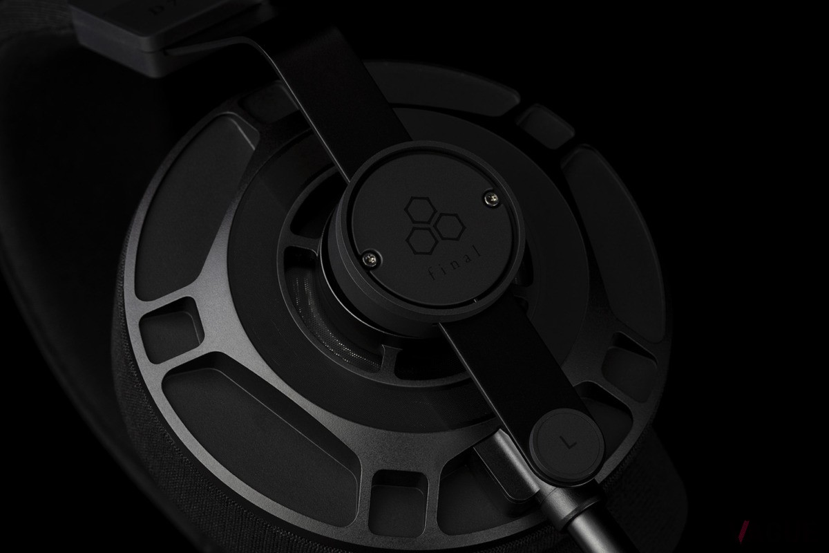 平面磁界型ヘッドホンの新フラッグシップ「D7000」