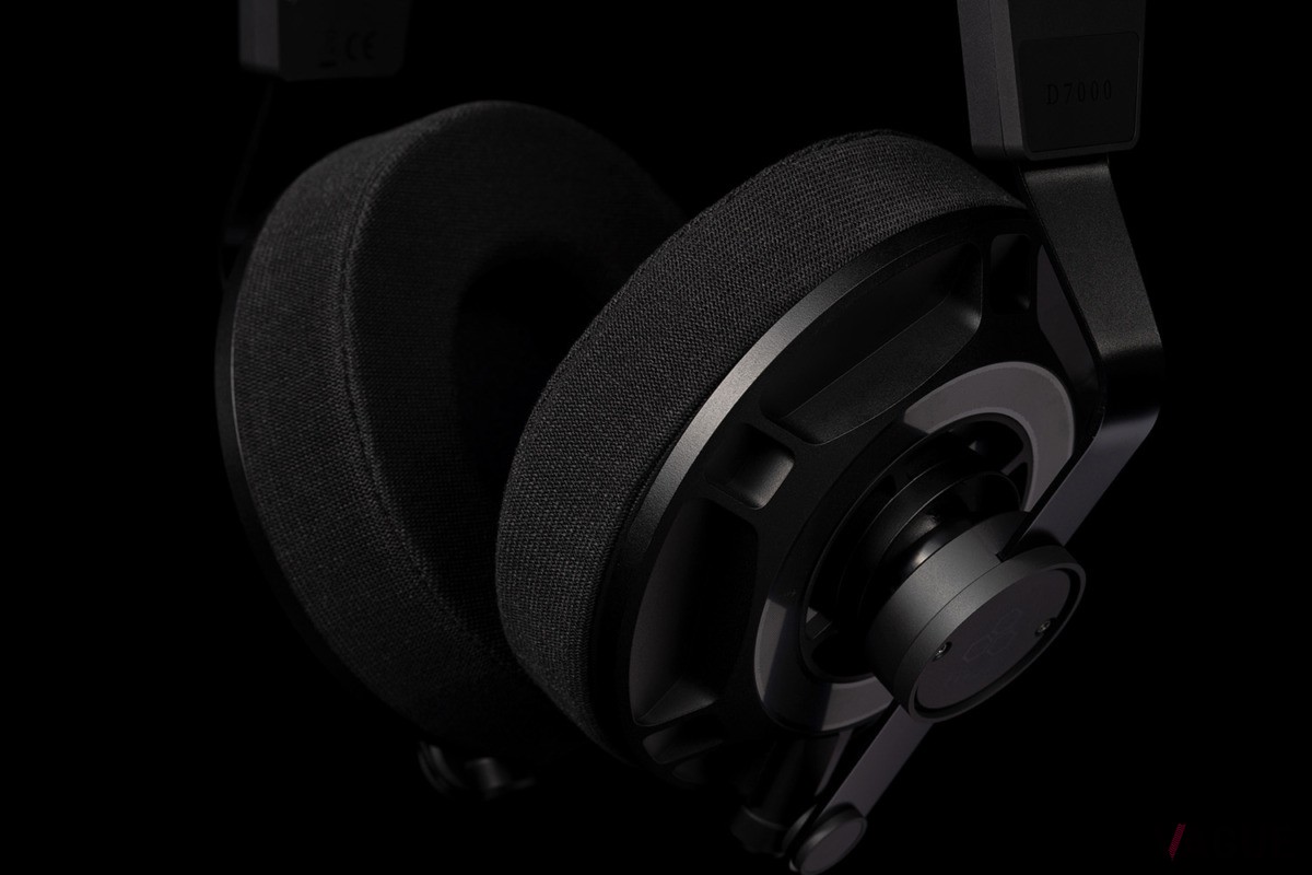 平面磁界型ヘッドホンの新フラッグシップ「D7000」