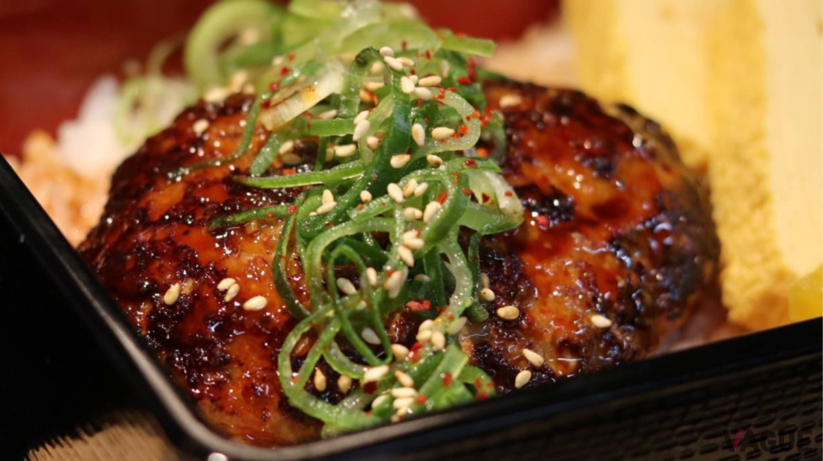 本気のタレは「ハンバーグ重」にも使用している。880円（税抜）