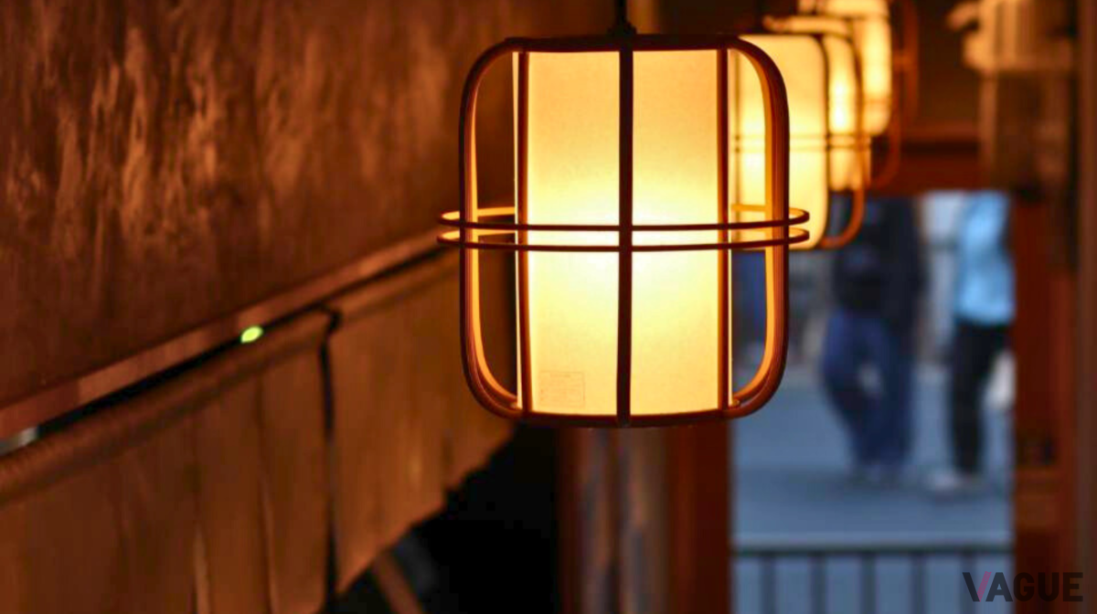 1階カウンター席、天井には京都の路地裏をイメージした照明を配置している