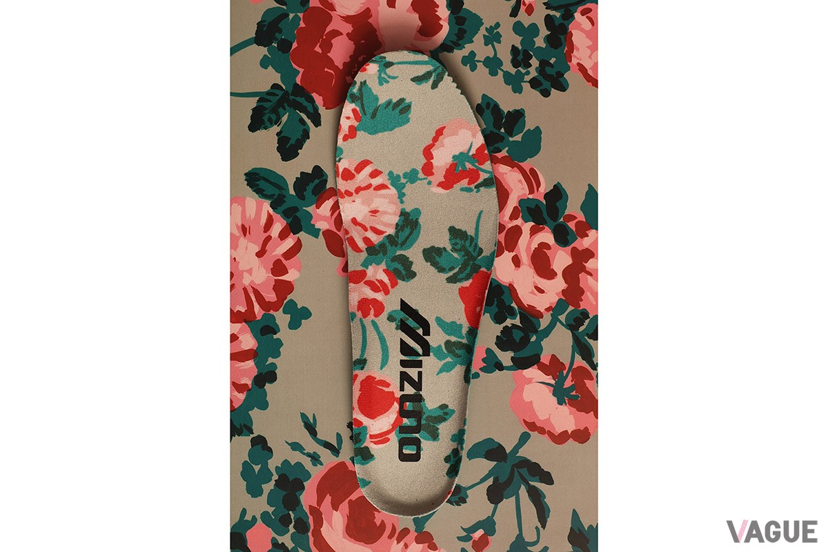 「WAVE MUJIN TL」のインソール。バラを描いた作品。