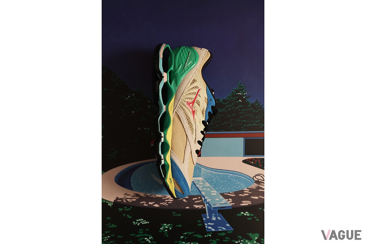 多色使いでイメージの膨らむ「WAVE PROPHECY LS」。上質な天然スエードにパーフォレーションシンセティックレザーを使用。