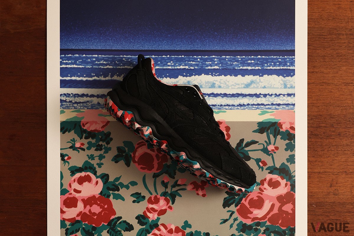 深いブラックと対照的なアウトソールが面白い。