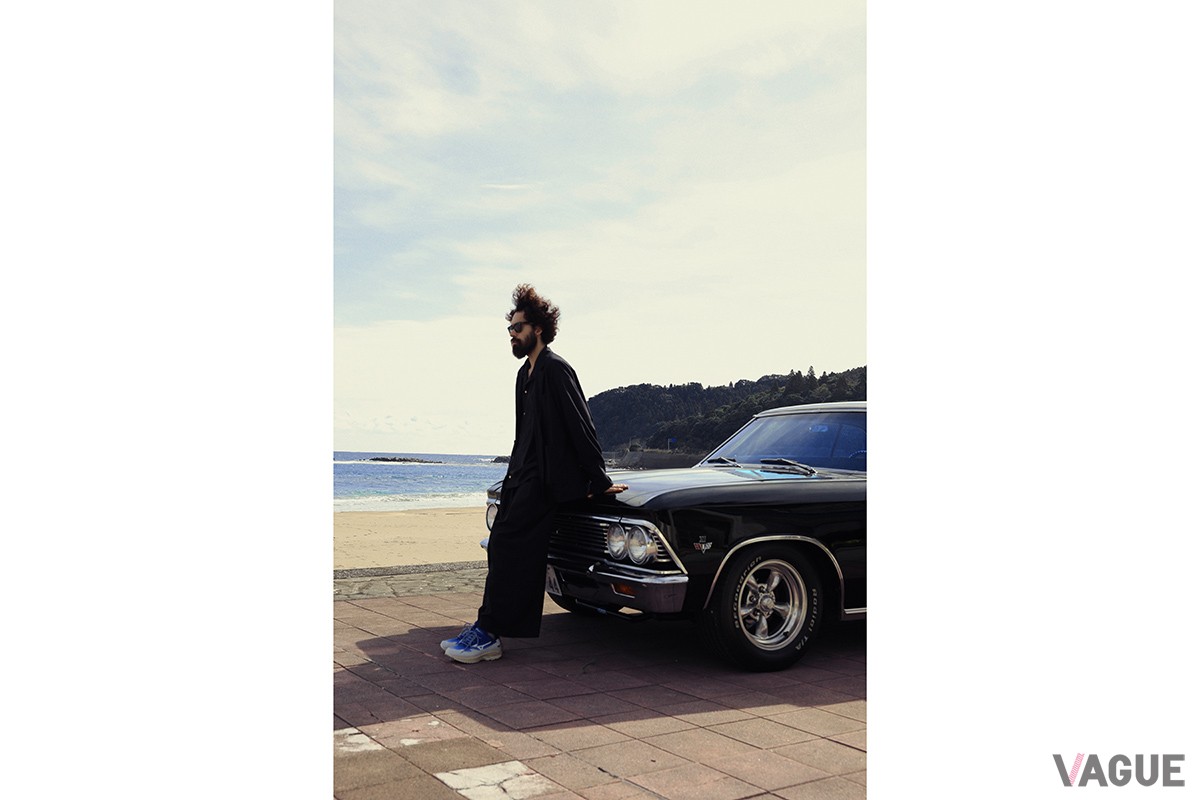 「WAVE RIDER β」はやはり海辺で履いてみたくなる。