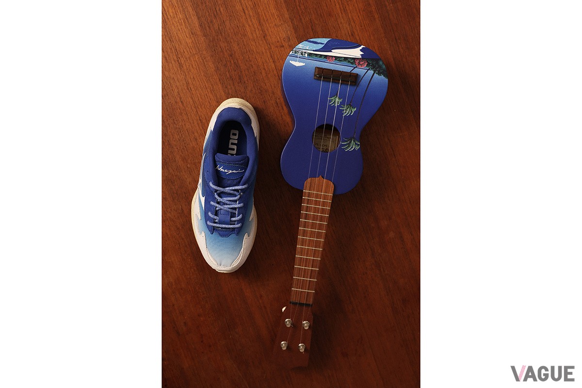 深い青空から白波のグラデーション。