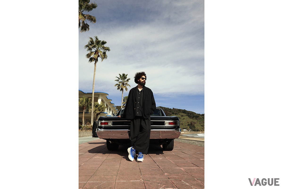 シンプルなコーディネートでシューズのインパクトが際立つ。