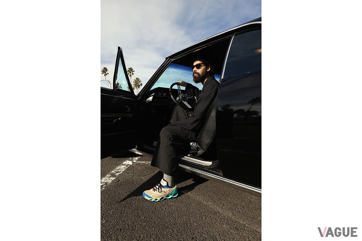 ミズノの機能的なシューズとシティポップのアイコンの融合。