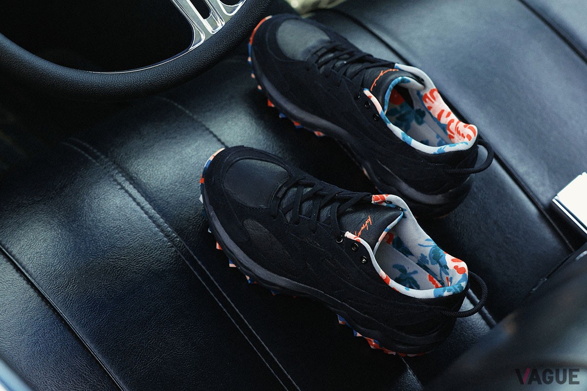 永井氏のイラストにおいても重要な構成要素となる“影”を表現したブラックのシューズ。